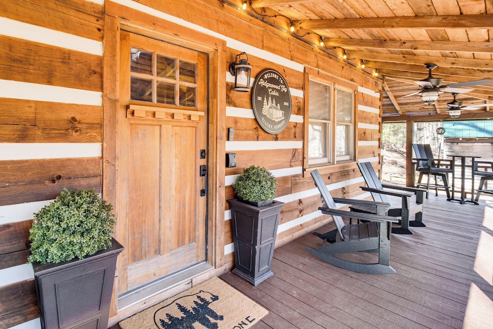 3 Mi to Dtwn Ellijay: Tree-lined Cabin w/ Deck!