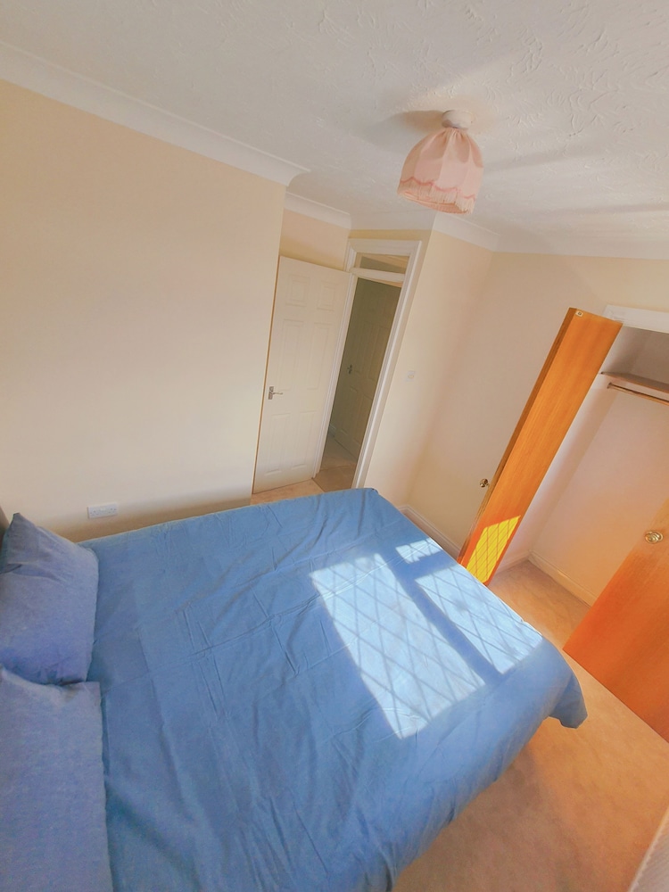 Bright and Spacious Holiday Home in Bradley Stoke view 4