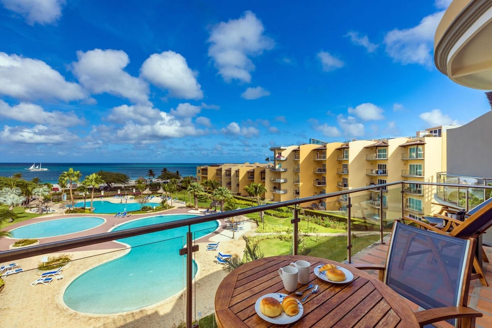Oceanfront Penthouse 4BR w Roof Top Deck w Jacuzzi Eagle Beach