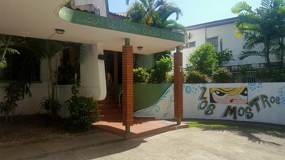 Los Mostros Hostel