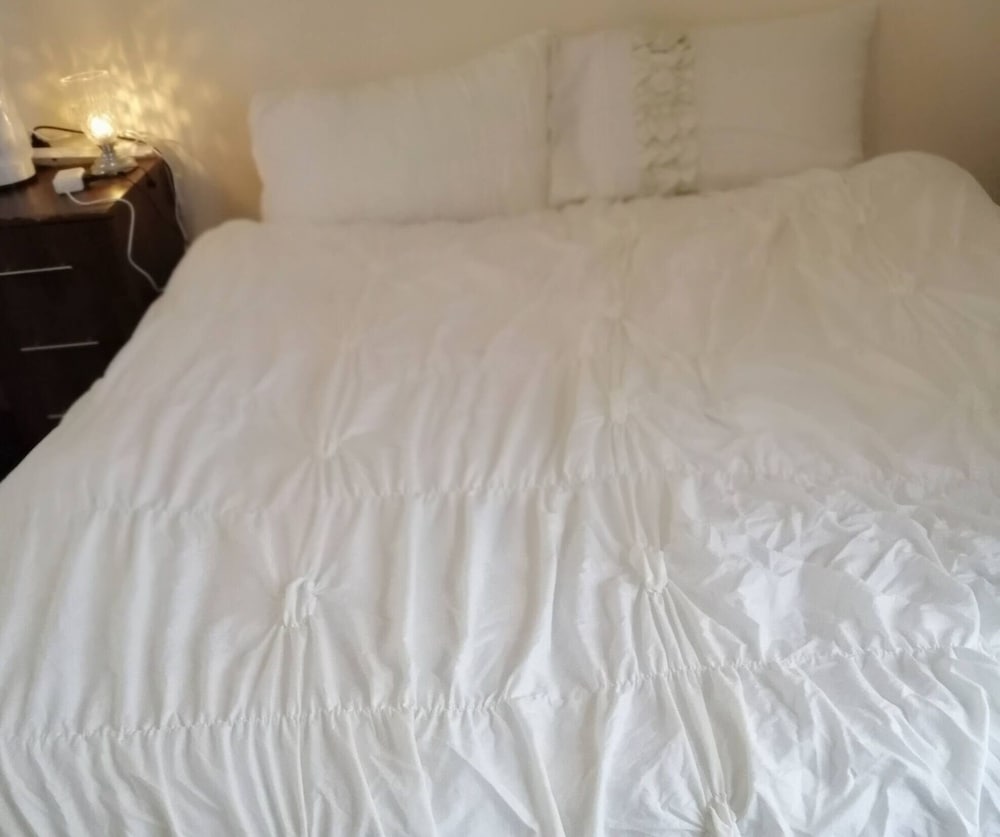 Room-charming Bradford Room to Rent With
