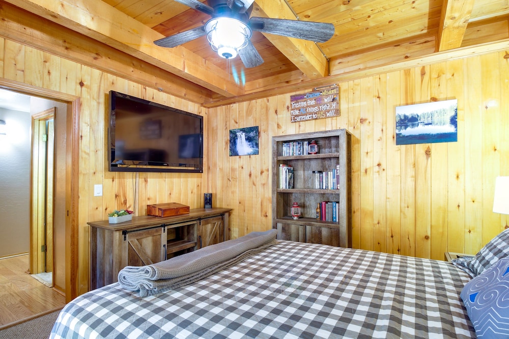 Hot Tub + Decks: Sherwood Forest Cabin