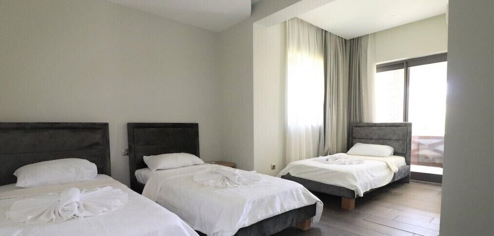 Villa Joy 2 by JoyLettings view 2