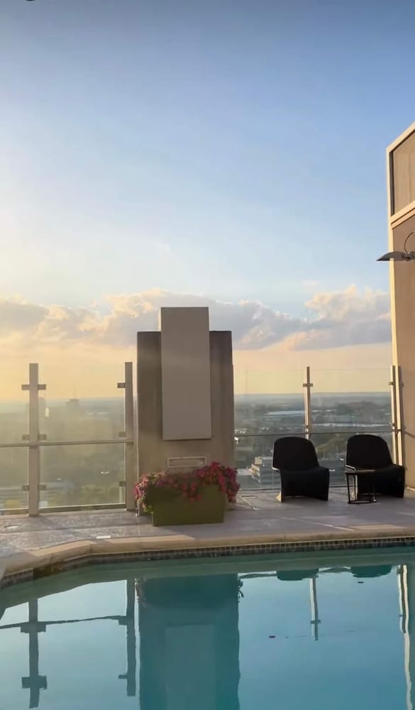 Chic Midtown High-rise With Great Views