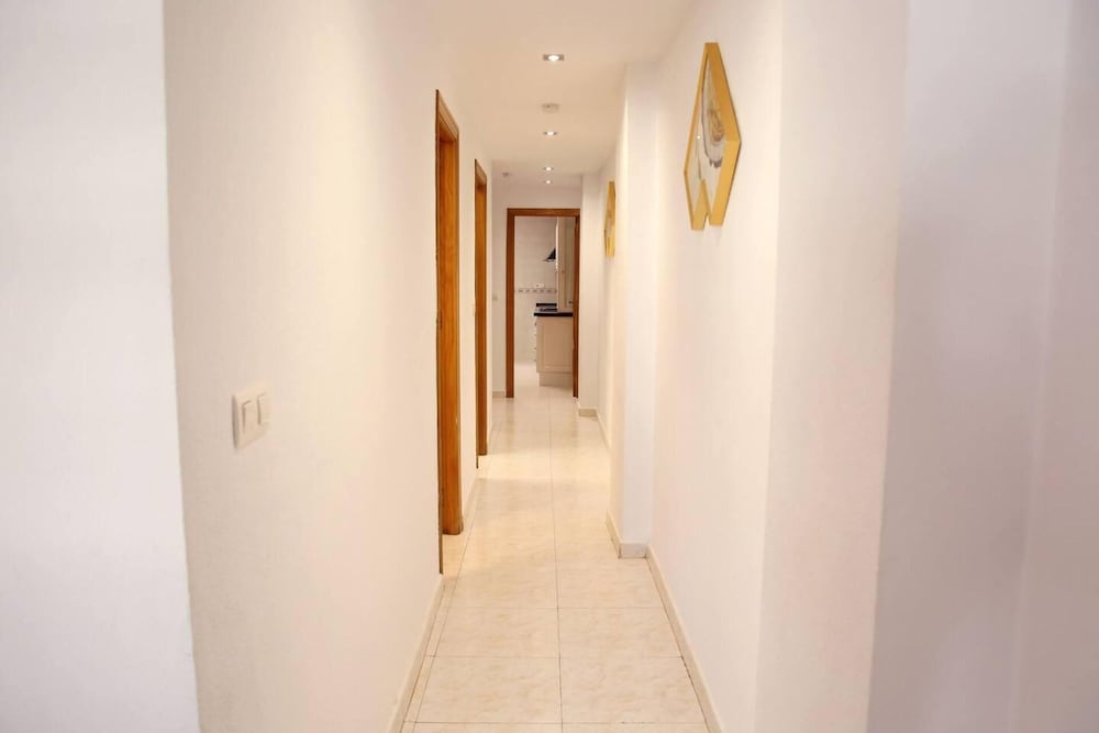 Modern 3-bed Apt, Sleeps 7, 6 Min Walk to Beach