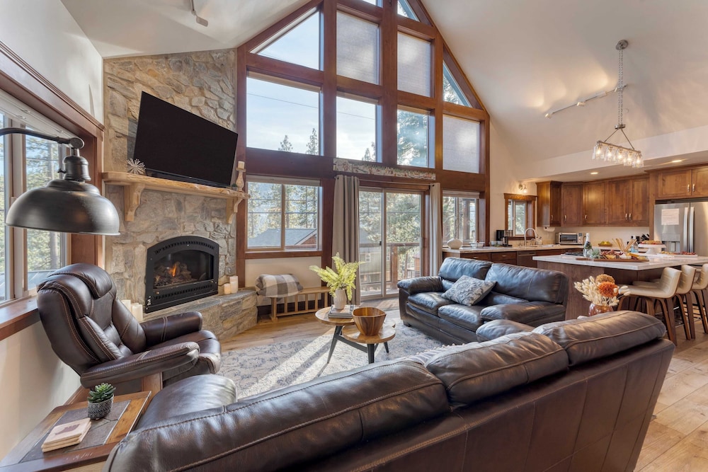 Denton by Avantstay Hot Tub, Deck w/ Fire Pit Near Skiing & Lake!