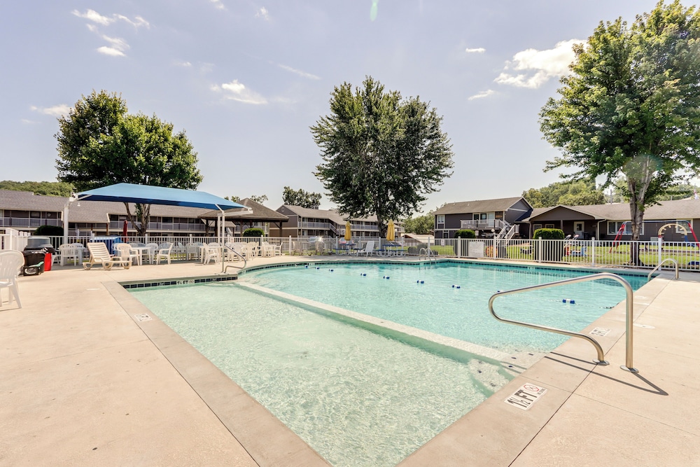 Lake & Pool Access: Lazy Days Condo w/ Balcony!