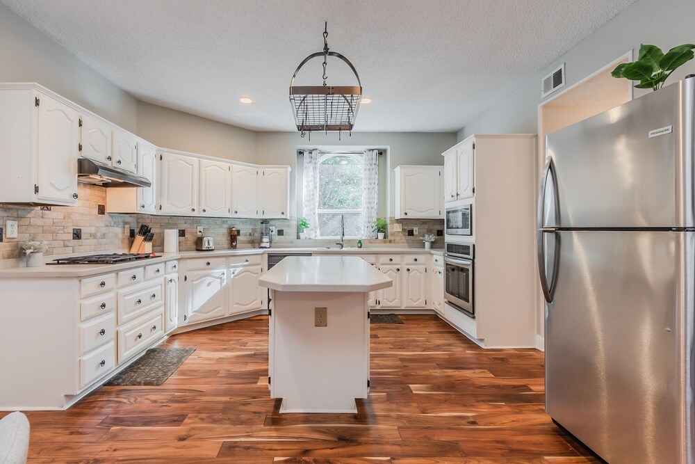 Discount Included! Stunning, Modern, Spacious Getaway Fits Any Group, 2 Game Rooms, Hot Tub 5 Bedroom Home by Redawning - Property Image 43