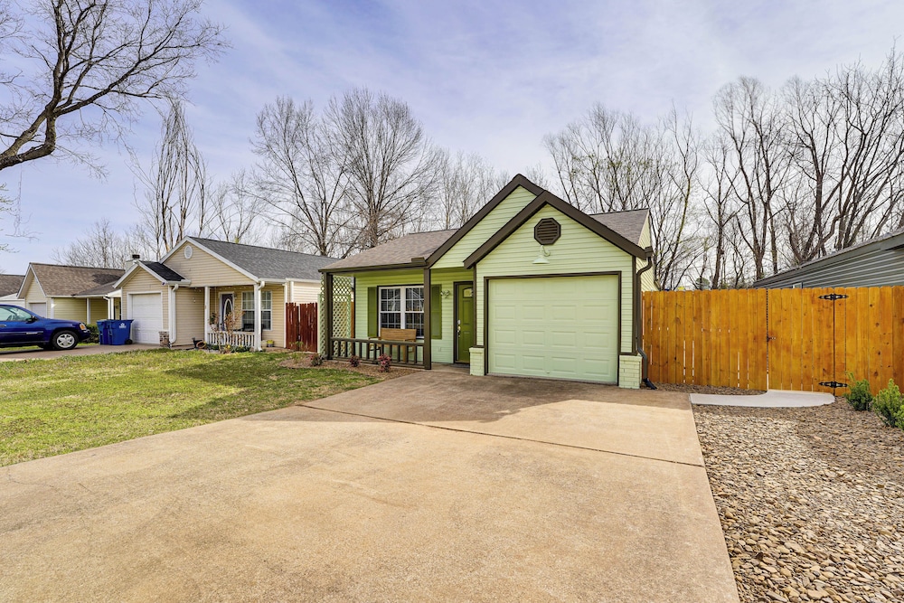1 Mi to Dtwn: Bentonville Retreat w/ Patio