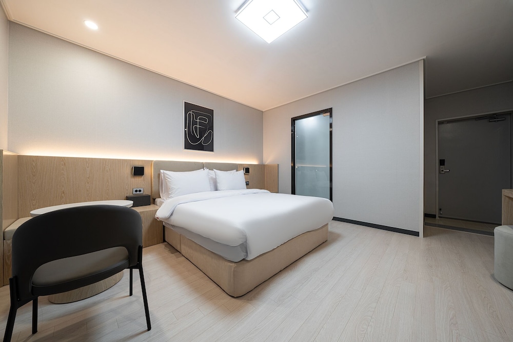 Gunsan Hound Hotel