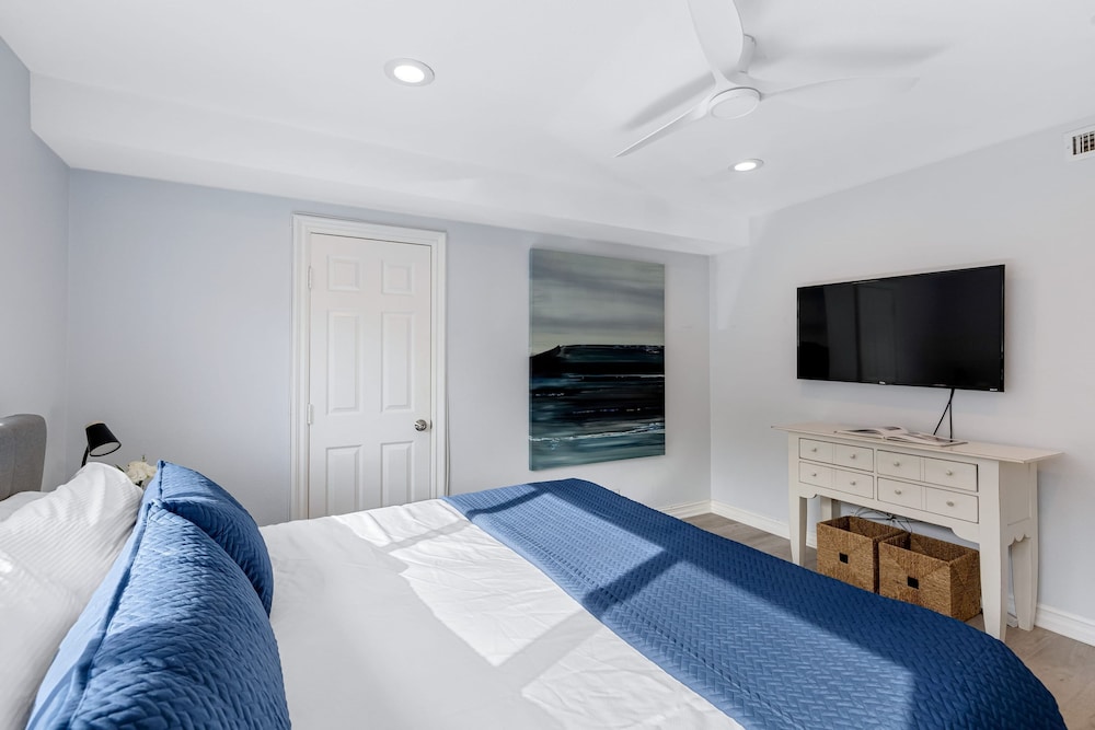 Sandy by Avantstay Oceanview Steps to Beach Patio w Fire Pit Dining Area