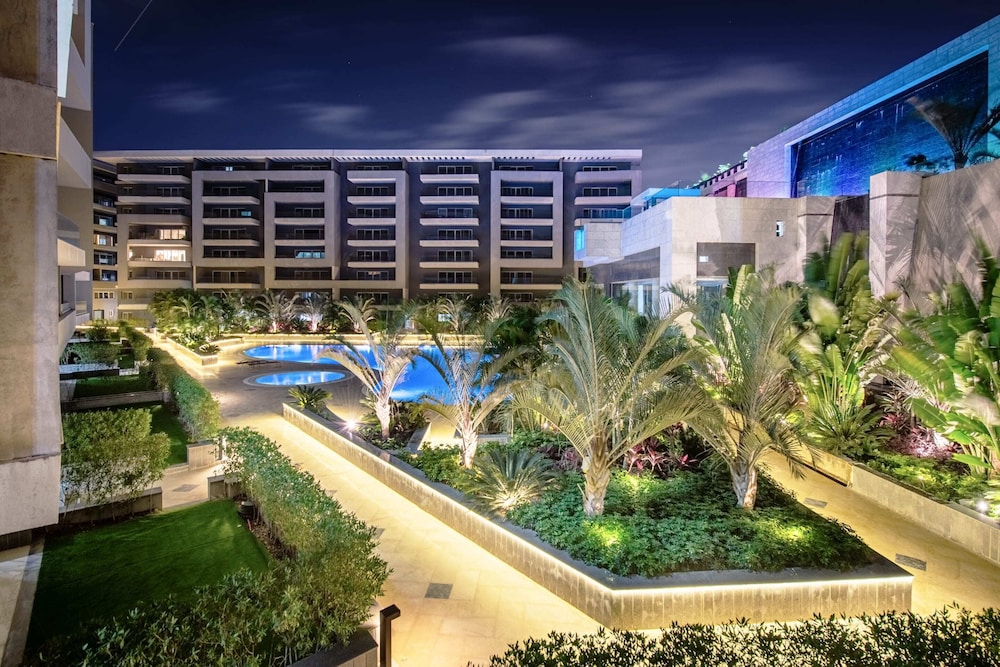 Xuru Stays I Waterfront Designer 2BR - 5 min to Airport