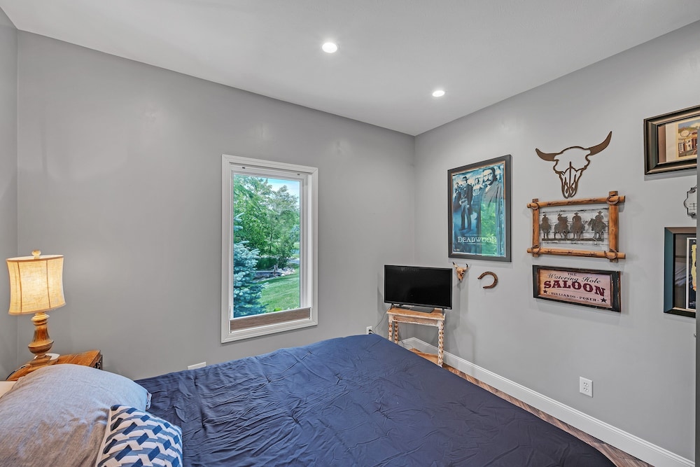 Lakeside Retreat With Hot Tub & Game Room 3 Bedroom Home