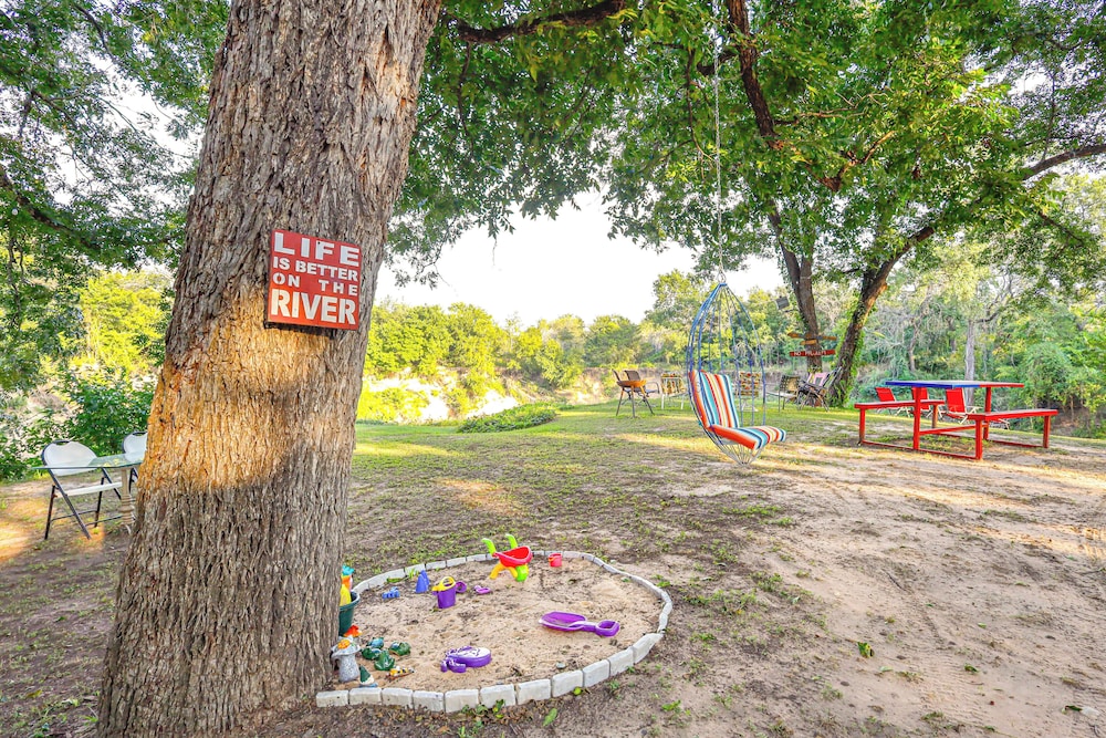 Private Pool: Fun Riverfront Retreat in Hamilton!