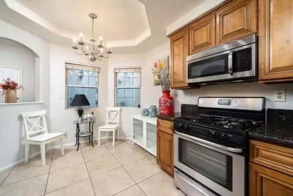 Bright Townhome Retreat With Private Patio Walk Trails