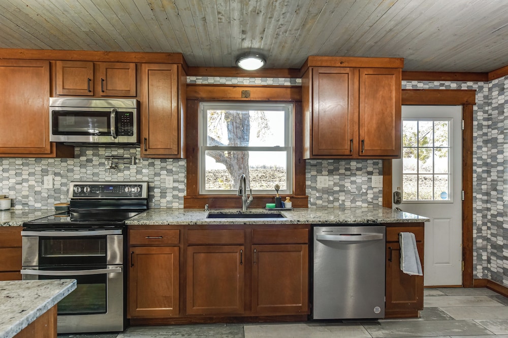 600-sq-ft Deck! Hutchinson Retreat on 5 Acres
