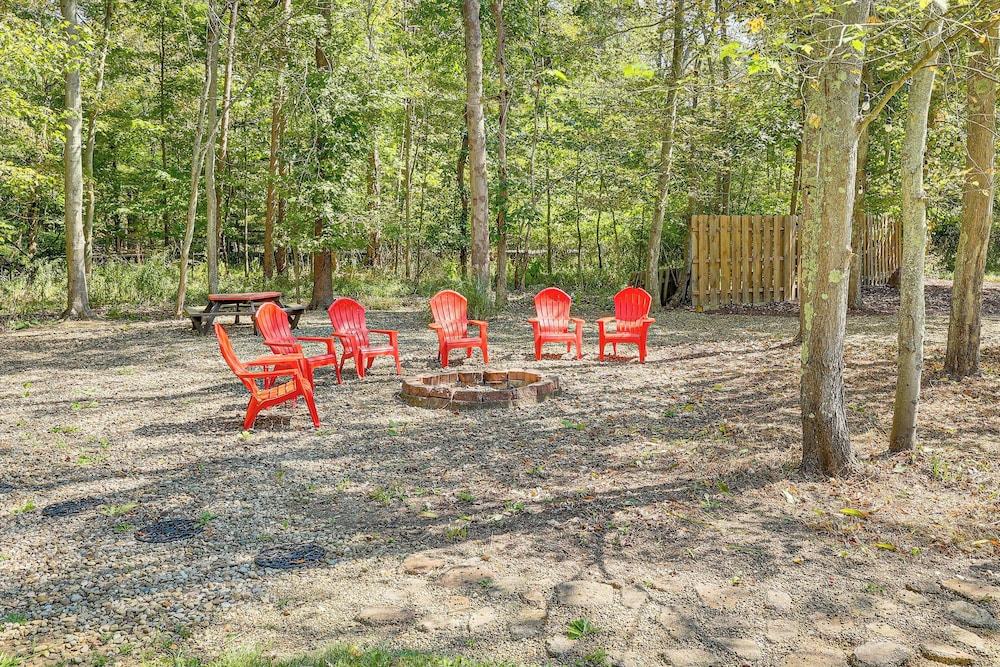 Walk to School House Winery: Home w/ Deck!