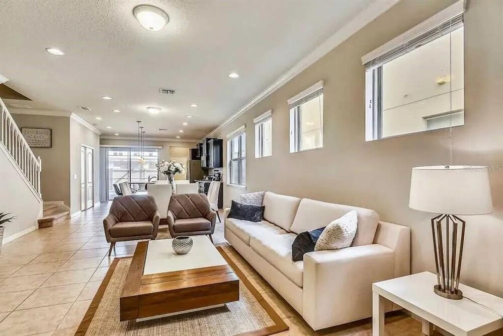 Gorgeous 5Bd w Private Pool Windsor Westside 8893