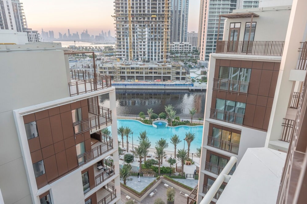 Peaceful 4-bedroom Bright Kitchen Space in Dubai Creek Harbour