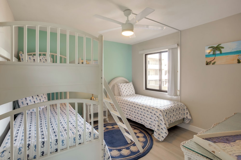 4 Mi to Lovers Key SP: Modern Condo w/ Ocean Views