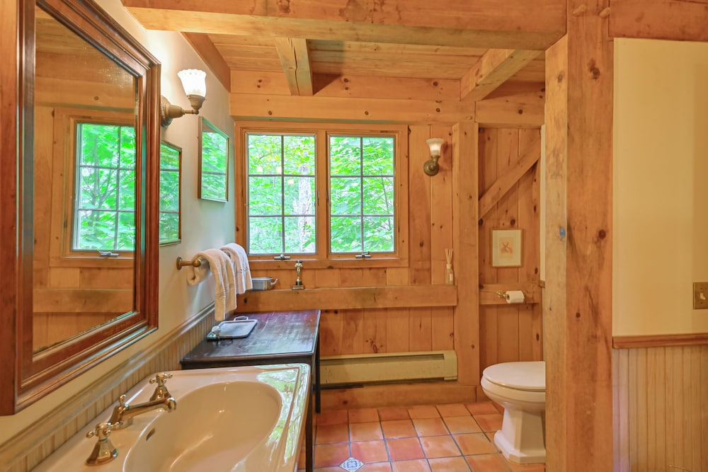 20-acre Hamptons Nature Escape w/ Hot Tub & Pool