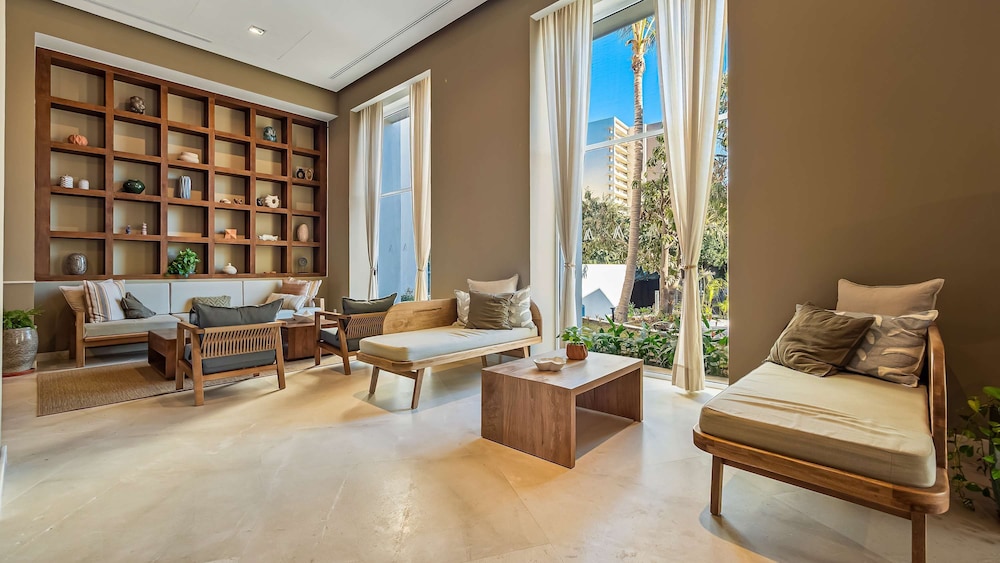 Stunning Beachfront Condo Sea Views Pools