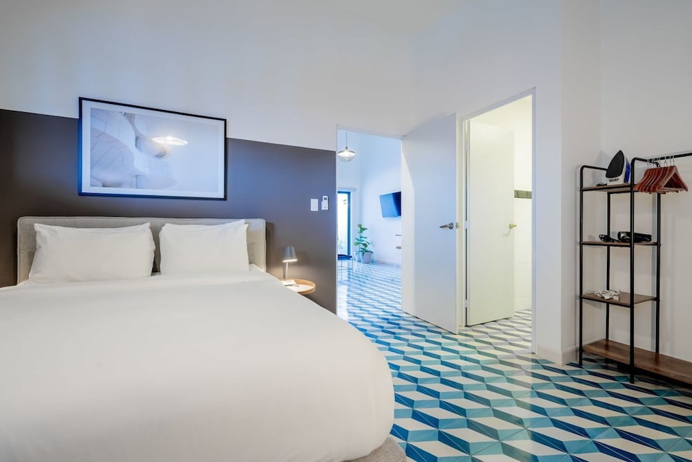w Outstanding 1BR in Santa Ana view 3