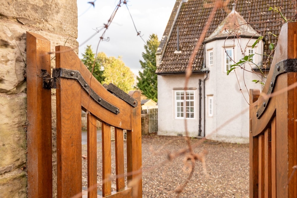 1 Bed Home - Sleeps 2 - Pets - Patio - Parking
