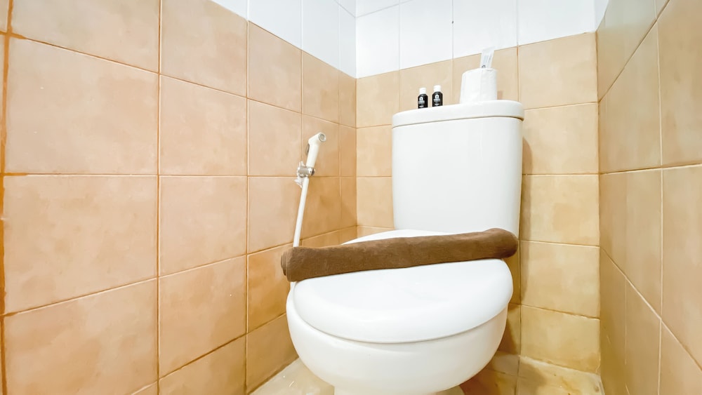 Strategic And Homey 2Br Green Pramuka Apartment