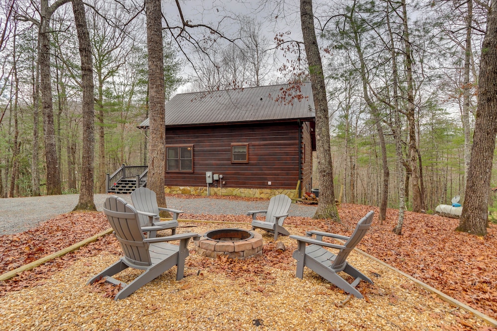 9 Mi to Dtwn Blue Ridge: Cabin w/ Deck & Grill!