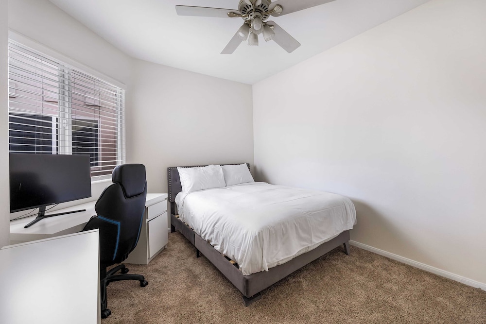 Walk to Dining, Mission + Pacific Beach, and Bars/nightlife Private Backyard