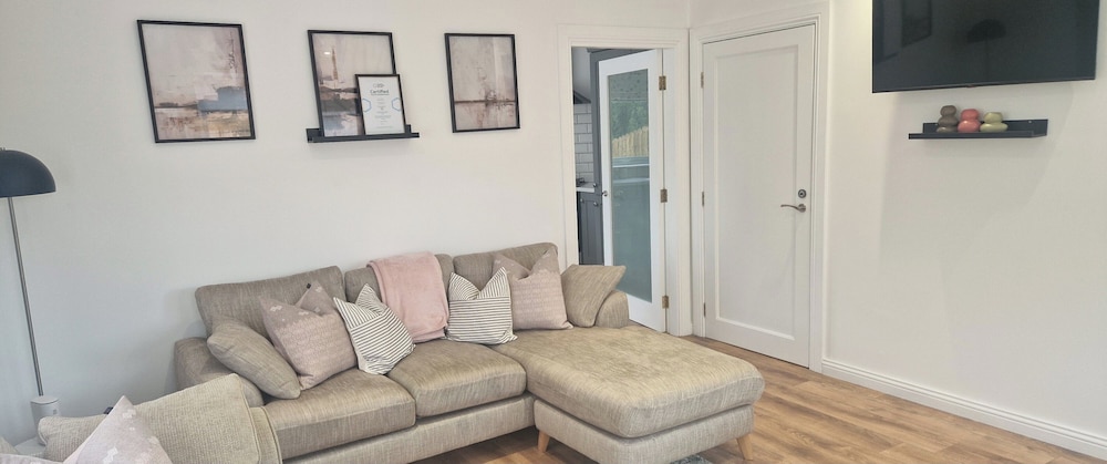 2 Bed Cottage-sleeps 4-private Garden-parking