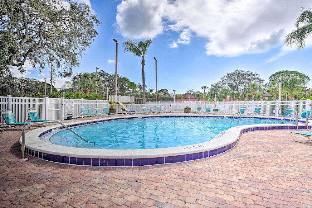 7 Mi to Beach: Condo w/ Pool Access in Bradenton!
