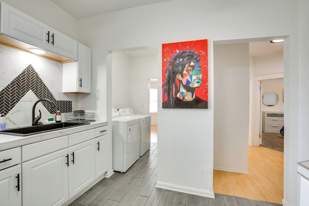 Luxurious 2BR Kansas City Condo Near Downtown