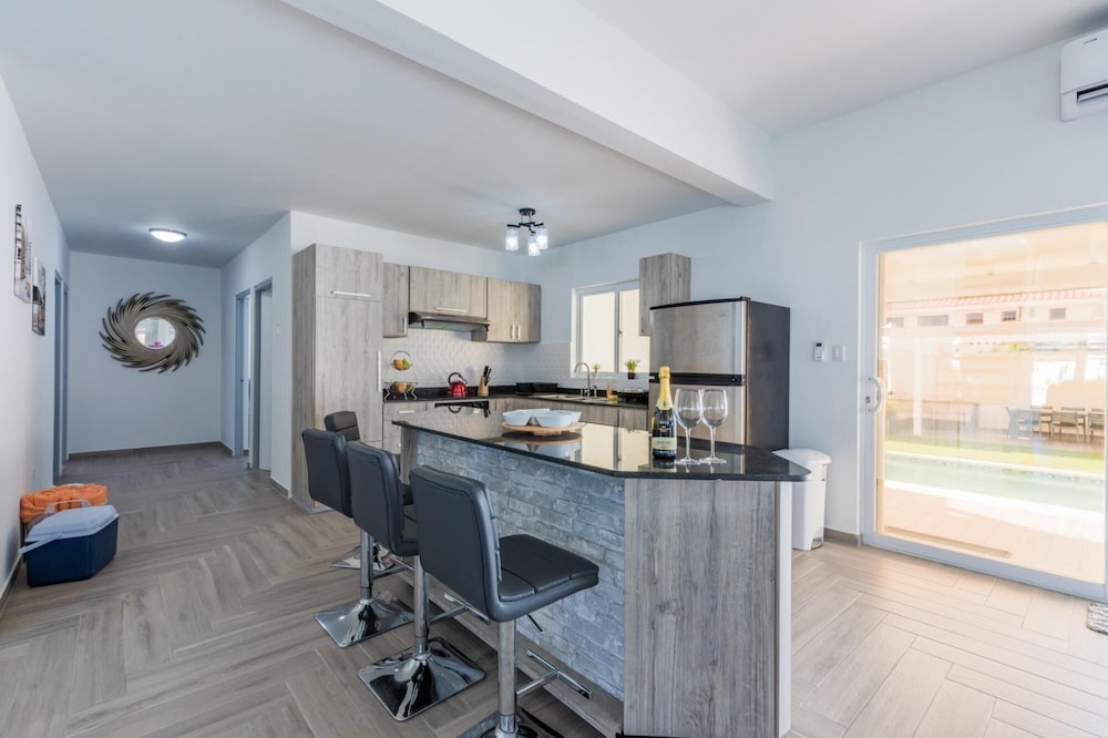 NEW Modern Stylish 6BR 6BA Villa Near Palmbeach