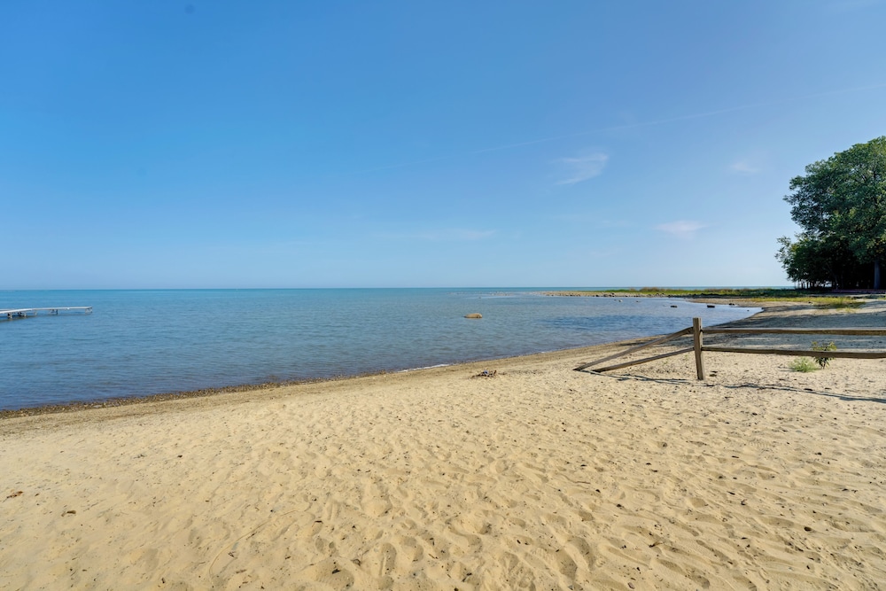 1 Mi to Public Beach: Port Austin Cabin w/ Hot Tub