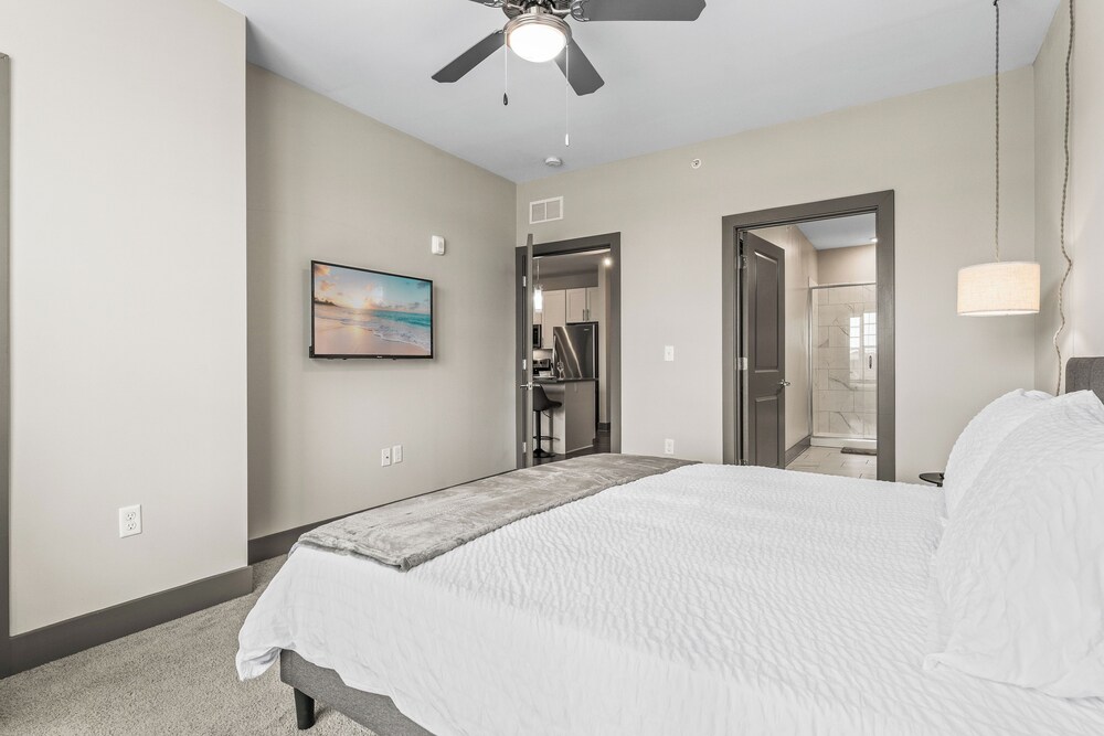 Monarch Apartments 15m to Parks, Pet Friendly, Free Parking by Heavenly Homes