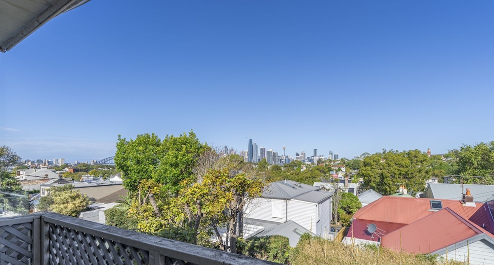 Kozyguru | Balmain | Townhouse bridge view or Charming Comfy Studio