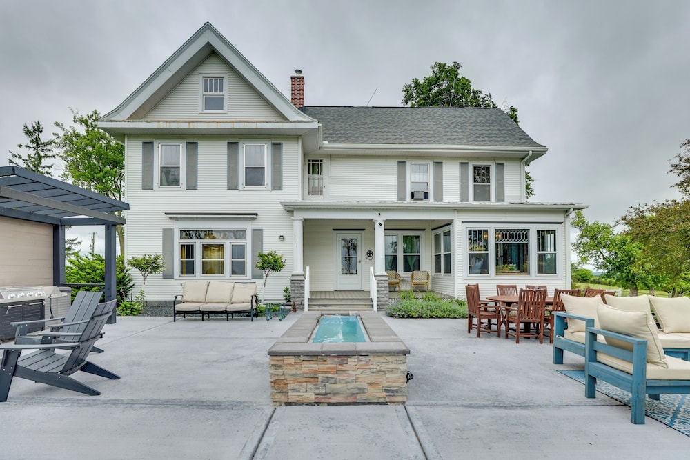 Group Getaway: Luxe Farmhouse in Mt Horeb!