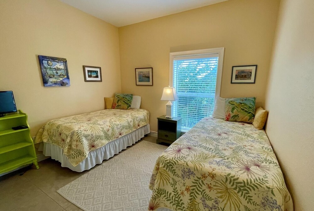 Sans Souci 6 Bedroom Home by RedAwning view 4