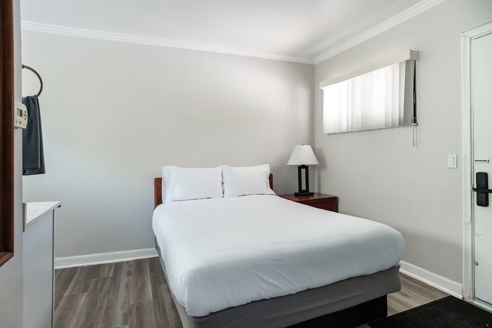 Private Room w/ Bath & Kitchen Access in Brownstown