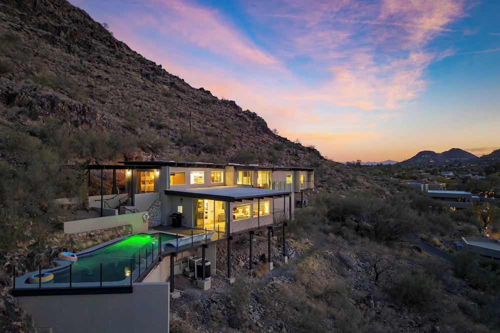 Panoramic Views, Private Pool, Patio Lounge w/ Firepit Royal Palm by Avantstay