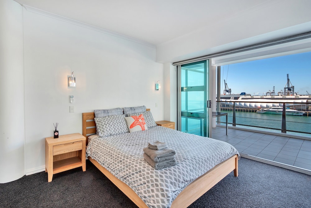 Stunning Harbour & City View Studio