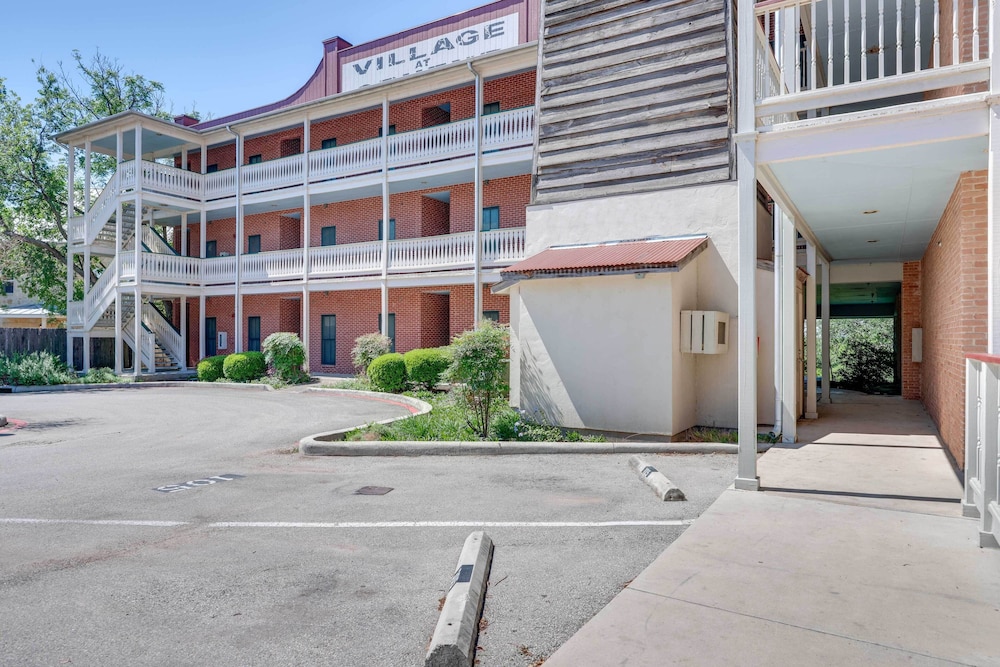 Hotel Cozy New Braunfels Condo w/ Community Pool & Grill - Image 1