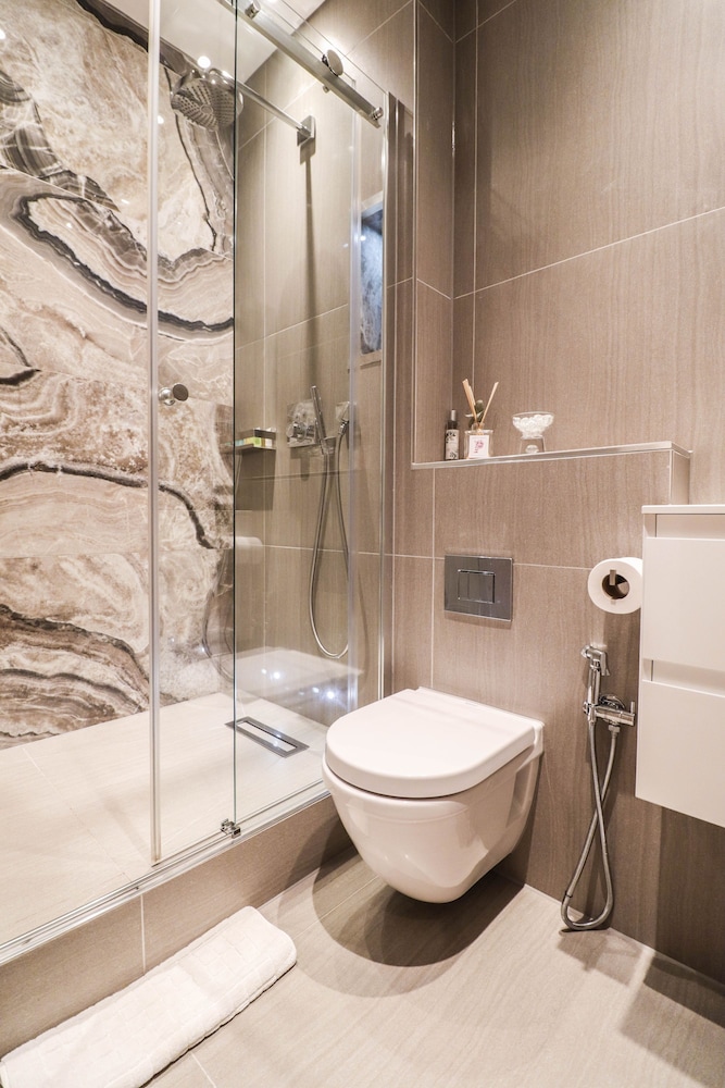 Beautiful Kensington Garden Apartment