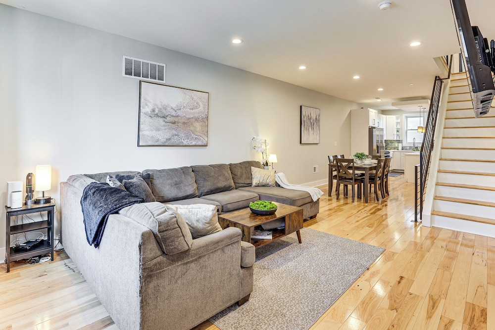 Modern Philly Oasis w/ Rooftop Deck & Game Lounge