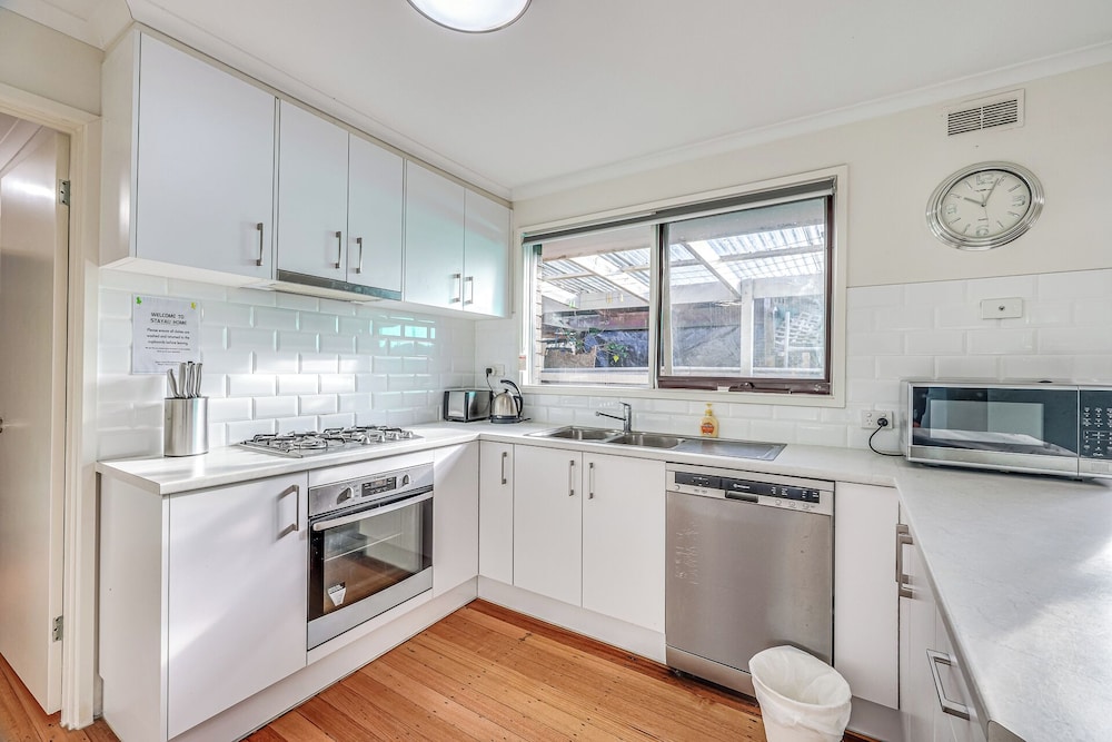 StayAU Newly Modern Comforts 3BRM Home Cranbourne
