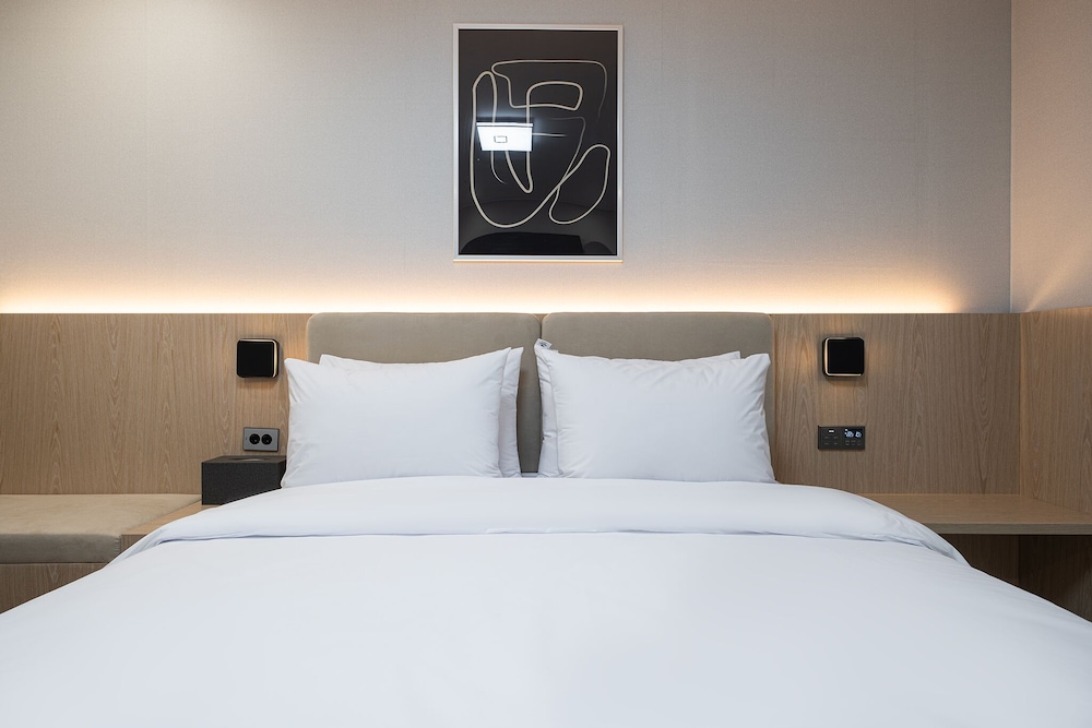 Gunsan Hound Hotel