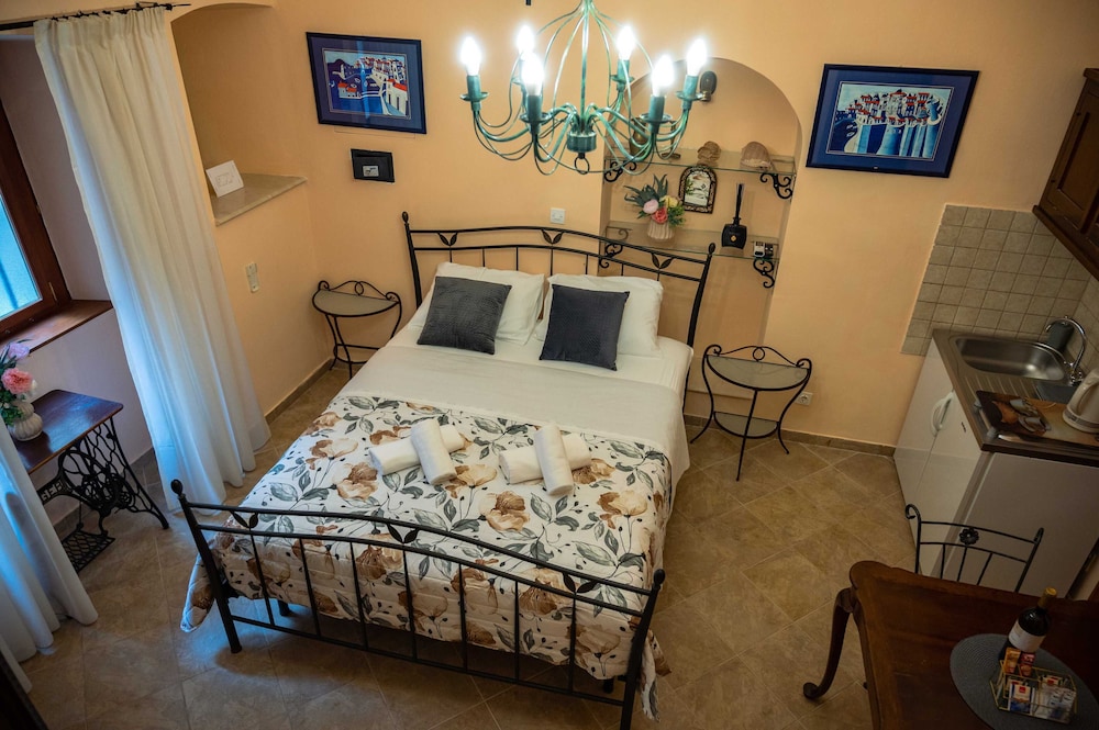 Amoret Apartments