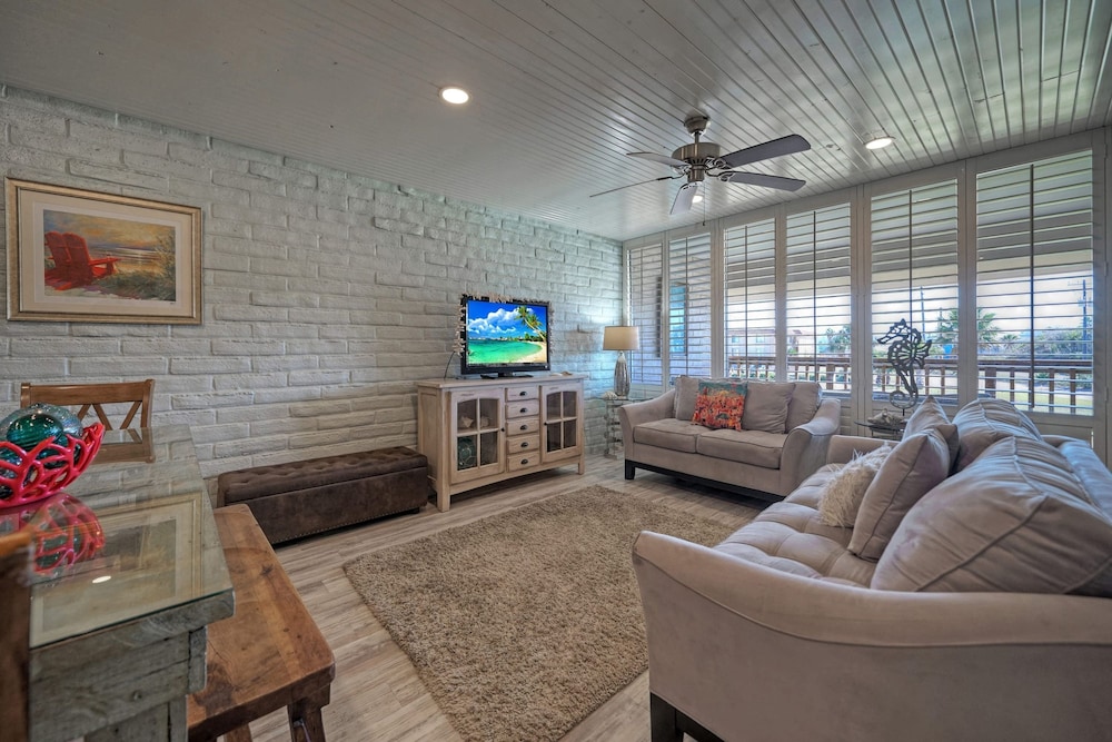 Pour Me a Vacation Mins to Beach Community Pool Tennis Court Private Balcony